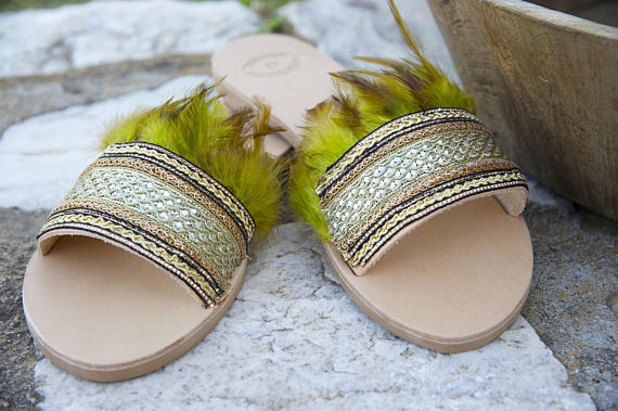 THE PARGA FEATHER LEATHER SLIDES